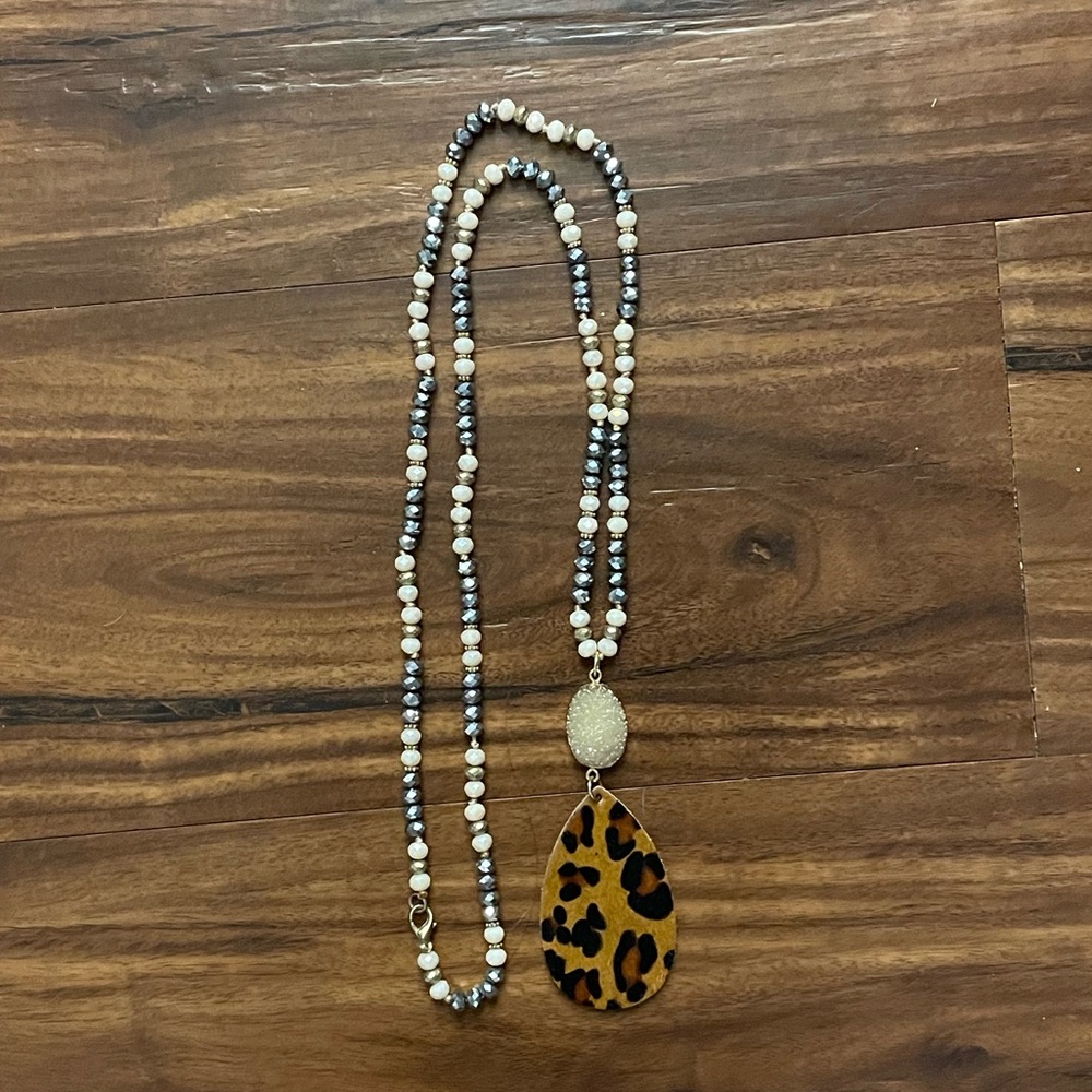 Long beaded necklace with leopard